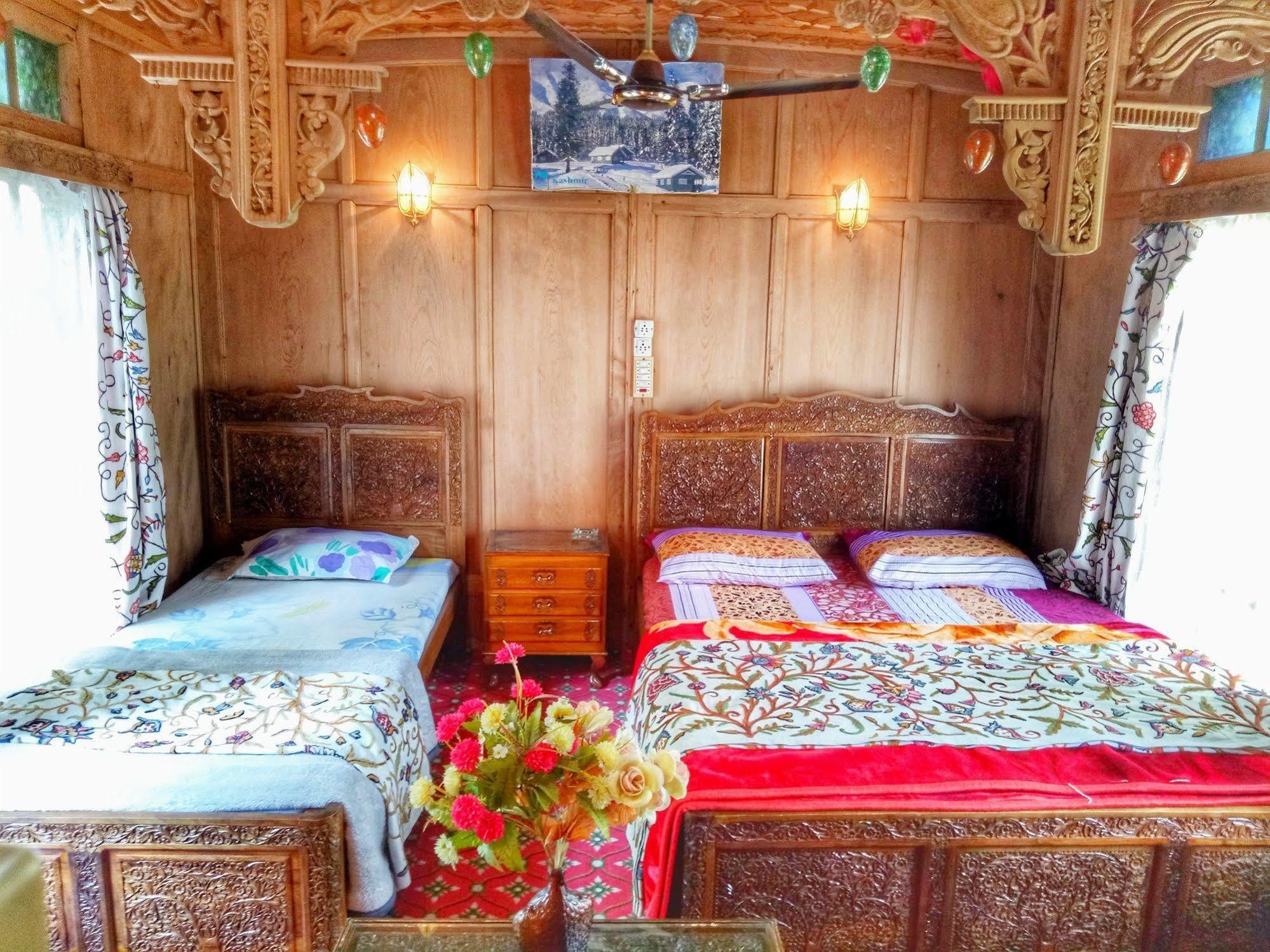 מלון Durgjan New Bul Bul Group Of Houseboats Srinagar מראה חיצוני תמונה